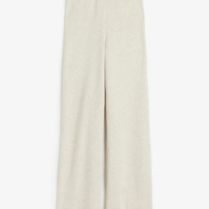 Vida stickade byxor - Söta och bekväma stickade byxor ifrån hm. Bara använda ett par gånger, fint skick! Säljer matchande kofta också! Nypris 299kr 🤍🤍