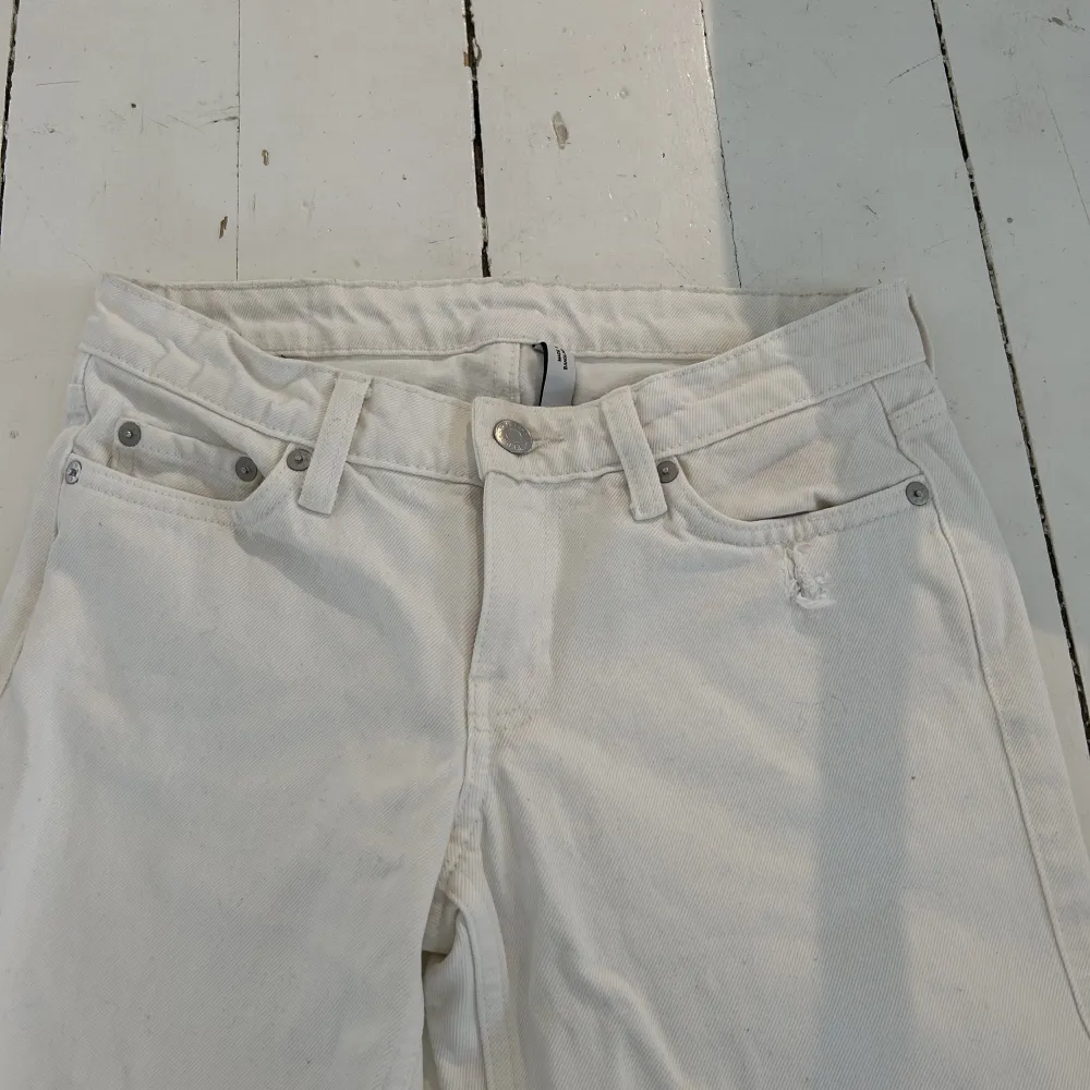 Lågmidjade Weekday jeans i storlek 32💕. Jeans & Byxor.