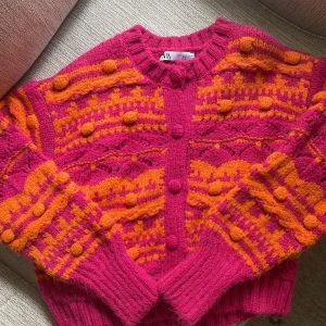 Stickad Kofta  - Säljer denna helt fantastiska skickade kofta från Zara! Knappt använd så i jättefint skick🥰 Skriv för fler bilder!