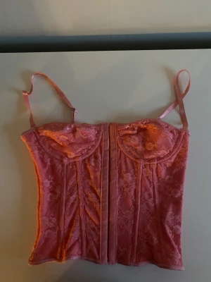 Korsett - Jättegullig korsett som tyvärr aldrig används så den är alltså i mycket bra skick. Skriv privat om du har frågor. Köparen står för frakten🫶🏻🩷