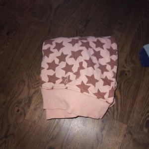 Tjocktröja  - Bra skick. ni står för frakt. Andvänd få gånger. Har luva.