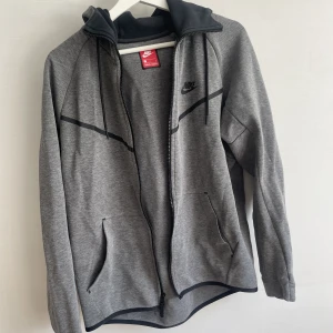 Nike tech ziphoodie - Hör av er för mer information och bilder!