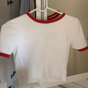 Vit topp  - Fin vit topp från zara, använd ett fåtal gånger, 66kr frakt💓