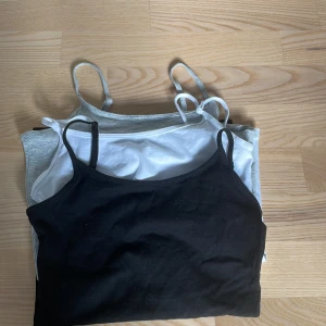 3 stycken linnen från primark i Spanien  - Tre linnen från primark i Spanien. Vit, svart och grått. Använda ett fåtal gånger. Säljer pga att de är för små för mig. 