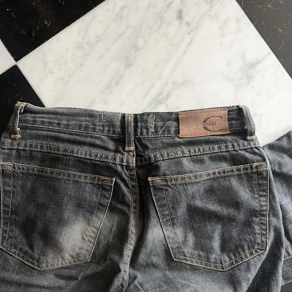 Mörk gråa straight vintage jeans från Just Cavalli. Storlek 24/38 (motsvarar en XS skulle jag säga).☺️. Jeans & Byxor.