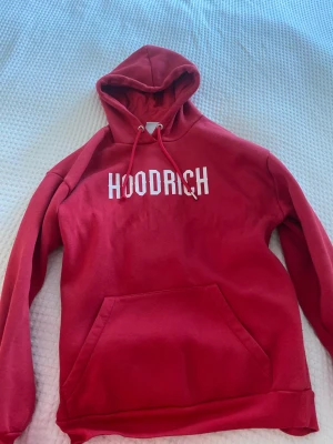 Hoodrich sett - Jag säljer mitt röda hoodrich set för den va för stor för mig. Den är i bra skick o säljer den för 800kr men pris kan diskuteras  för köpte den för 1200kr. Den är i stl xs men kan passa s oxå.