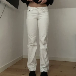Jeans  - Lågmidjade, straight leg jeans i storlek W 25 L 32 lite fläck på vänstra vaden. Har inte testat att ta bort men möjligt att bleka bort den. 