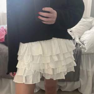 säljer denna dröm kjol som tyvärr var förstor för mig😢 den är bara testad! lånad första bild