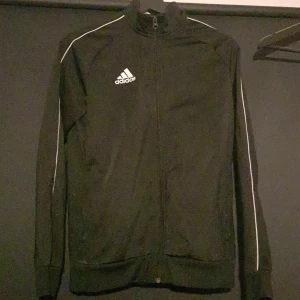 Adidas tröja - Svart adidas tröja. Använder den aldrig längre