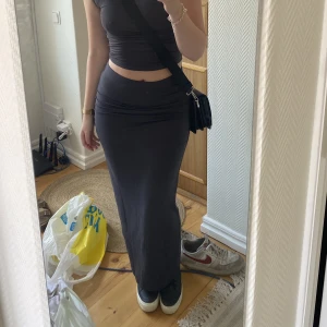 Kjol - Super snygg kjol från Gina med rynkning vid sidorna, använd en gång! Storlek S