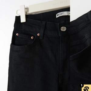 Säljer mina svarta Lågmidjade jeans ifrån GinaTricot. Bild 3, Lånad. (Pris kan diskuteras)
