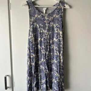 Kort blå klänning strl m - Klänning strl m