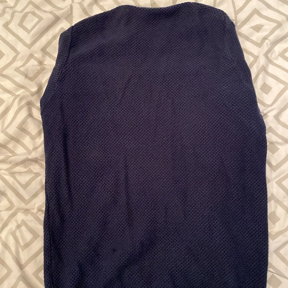 Denna tröjan är i bra skick och är använd jo ungefär 3 månader. Den har ett litet hål på baksidan som du kan se på tredje bilden säljer de. A pga att den ej kommer till användning. Normalpris 1199. Stickat.
