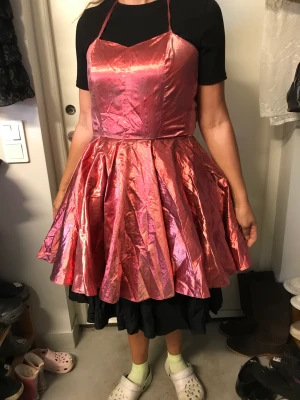 Festklänning  - Speciell klänning med underkjol som gör den vid. Knyt band som knytes bak halsen. Perfekt till balen, festen eller maskerad! 