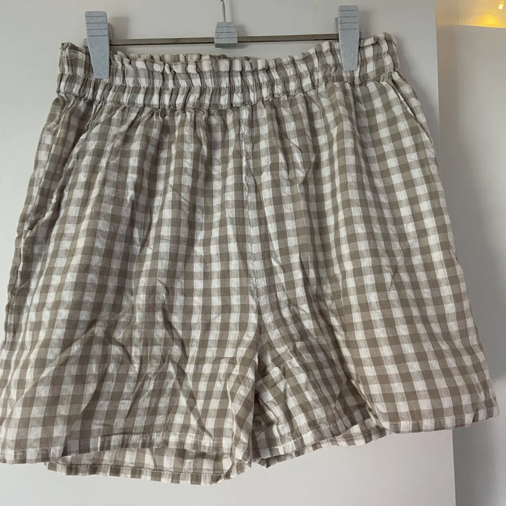 Lätta, tunna shorts från primark. Använda ett par gånger och är i bra skick. Stl 40 men skulle säga att det är en 38 Kan även mötas i centrala Göteborg. Shorts.