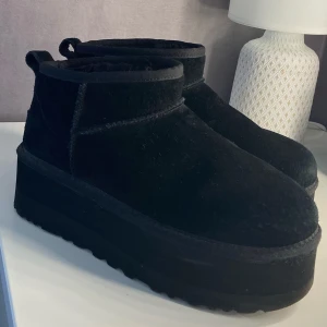 Ugg - Säljer dess äkta plattform uggs i hyfsat bra skick, perfekta nu till hösten💕💕 (storlek 38, passar även de som har 39)💗 