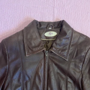 Läderjacka - Fin läderjacka/kappa🌟Möts gärna upp men kan även frakta🪐