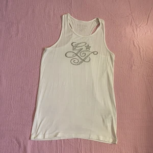 Guess Linne - Guess linne med rhinestones. Jag tror att de är barn storlek men passar s/m🪩Möts gärna upp men kan även frakta (frakten kostar 66kr)💫