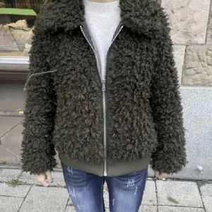 Teddy jacka - Eftertraktad tufft jacka från hm i storlek 38, passar även Xs/s bra☺️