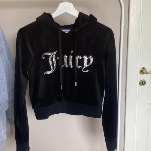 Juicy tröja - En svart juicy couture tröja i storlek S. Den är i princip helt oanvänd, endast testad när jag fick hem den💕