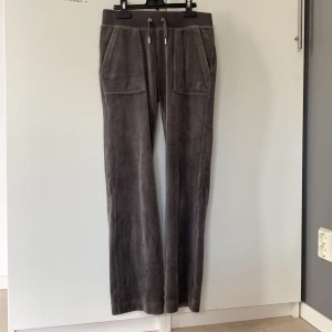 Juicy Couture stl XS - Fint skick, knappt använda. Upplagda med ca 4 cm på längden hos skräddare. 