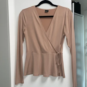 Pastell rosa/beige topp  - Rosa/beige tröja/topp från GinaTricot i storlek S. Nästan som ny i skick.🌸