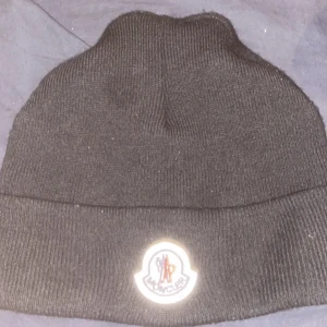 Äkta moncler mössa  - Moncler mössa äkta kan tänka mig att byta eller köpa