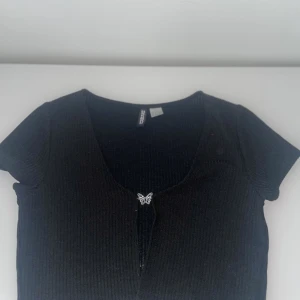 Svart kofta/T-shirt - Gullig kofta/T-shirt från H&M, aldrig använd eftersom jag köpte fel storlek🖤 Priset kan diskuteras vid snabb affär!