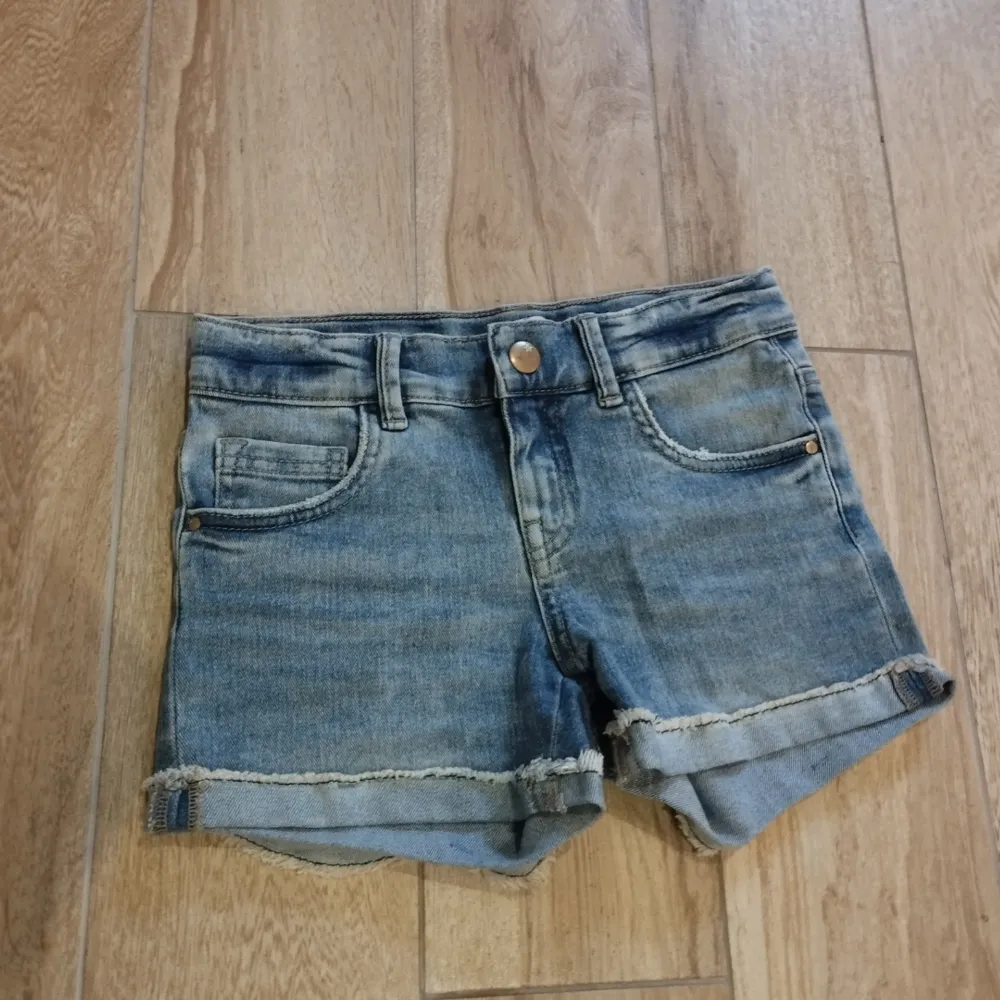 Blå jeans shorts för barn!  Använda få gånger och i bra skick. Storlek: 134 9Y. Shorts.