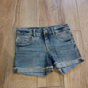 Blå jeans shorts för barn!  Använda få gånger och i bra skick. Storlek: 134 9Y