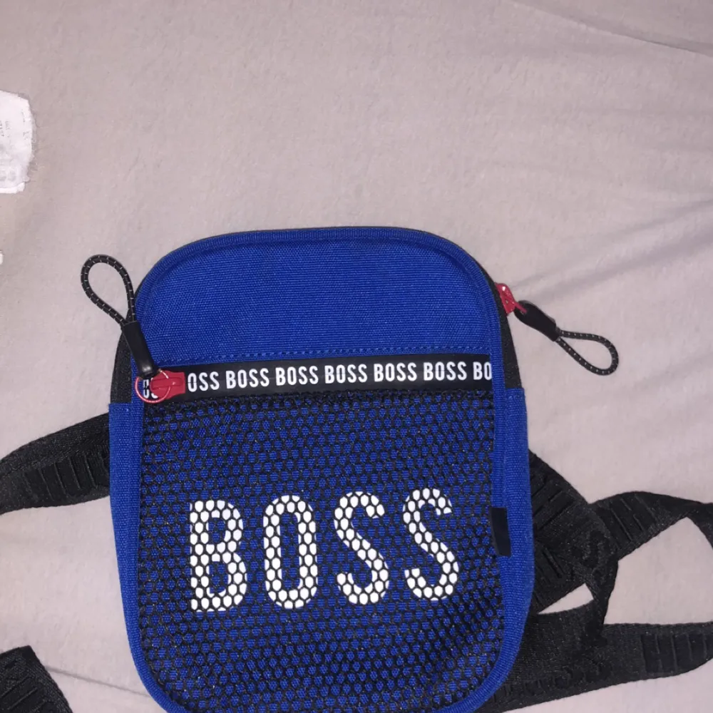 Äkta Hugo boss axelväska har är helt oanvänd och säljs billigt för endast 350kr.. Väskor.