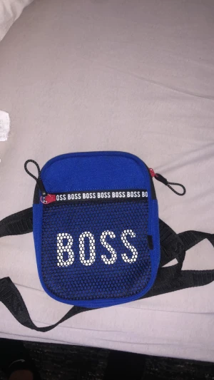 Hugo boss Axelväska  - Äkta Hugo boss axelväska har är helt oanvänd och säljs billigt för endast 350kr.