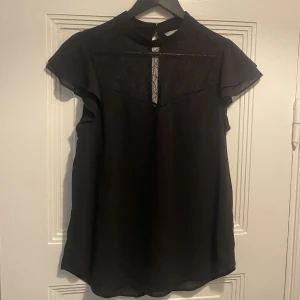 Top  - Cute top from H&M. Size 38. In very good condition 🖤