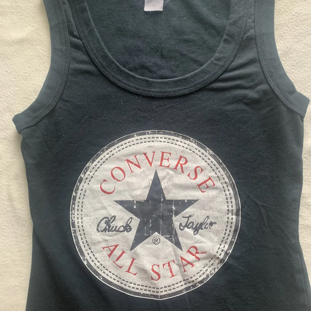 Säljer denna mörkblåa converse tröjan utan defekter priset kan diskuteras . T-shirts.