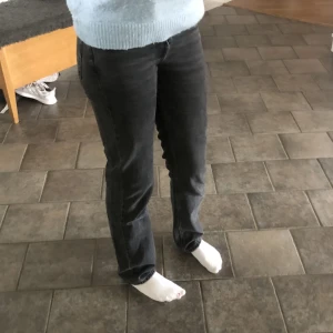 Zara Jeans - Fina low waits jeans från zara i bra skick, säljer för att dem är för små för mig. Kan diskutera pris. Skriv för fler bilder!!