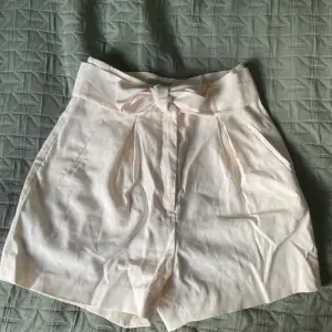 Krämvita shorts med knytning fram från H&M, säljer eftersom de inte kommit till använding. Storlek 36 men passar mig som har liten midja och bred stuss
