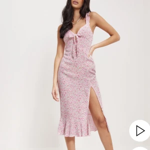 Maxiklänning - Oanvänd klänning från Nelly   Storlek: 36 Modellens storlek: 36 Originalpris: 300kr Skick: Nyskick Spårbar frakt: 46kr  Ej justerbara axelband 💓