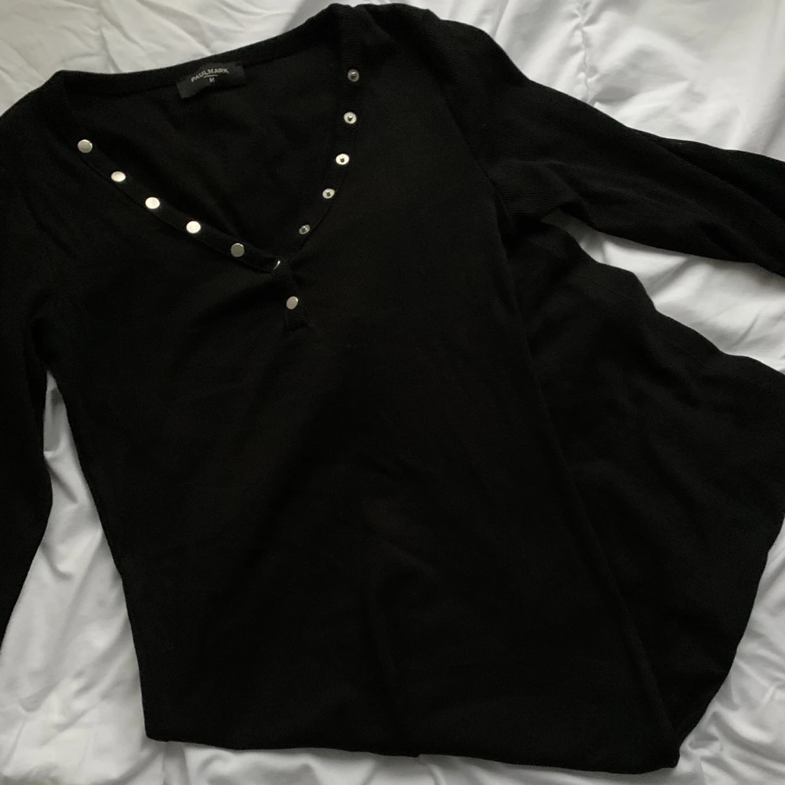  överknälång tajt klänning med silver detaljer runt krage 