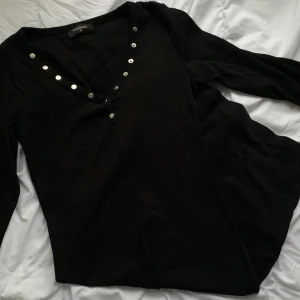  överknälång tajt klänning med silver detaljer runt krage  - svår att visa men jättesöt och användbar klänning som jah använde förra höst/vintern med tunna strumpbyxor, i väldigt bra skick 