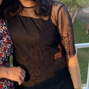 svart spets blus - jättesöt och vacker, har använt den bara några ggr