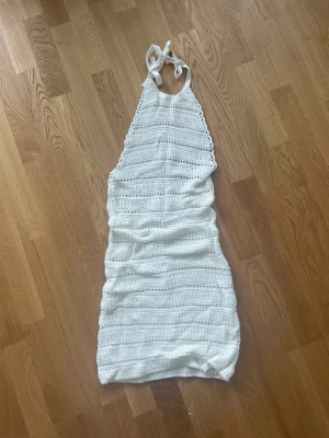 halterneck strandklänning  - Stickad Strandklänning från ASOS, storlek 34