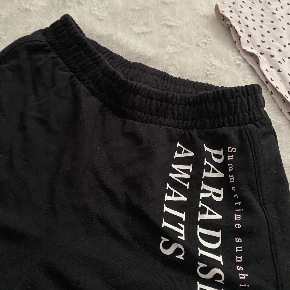 Säljer dessa pyjamas shortsen! Skriv privat för mer frågor❤️. Shorts.