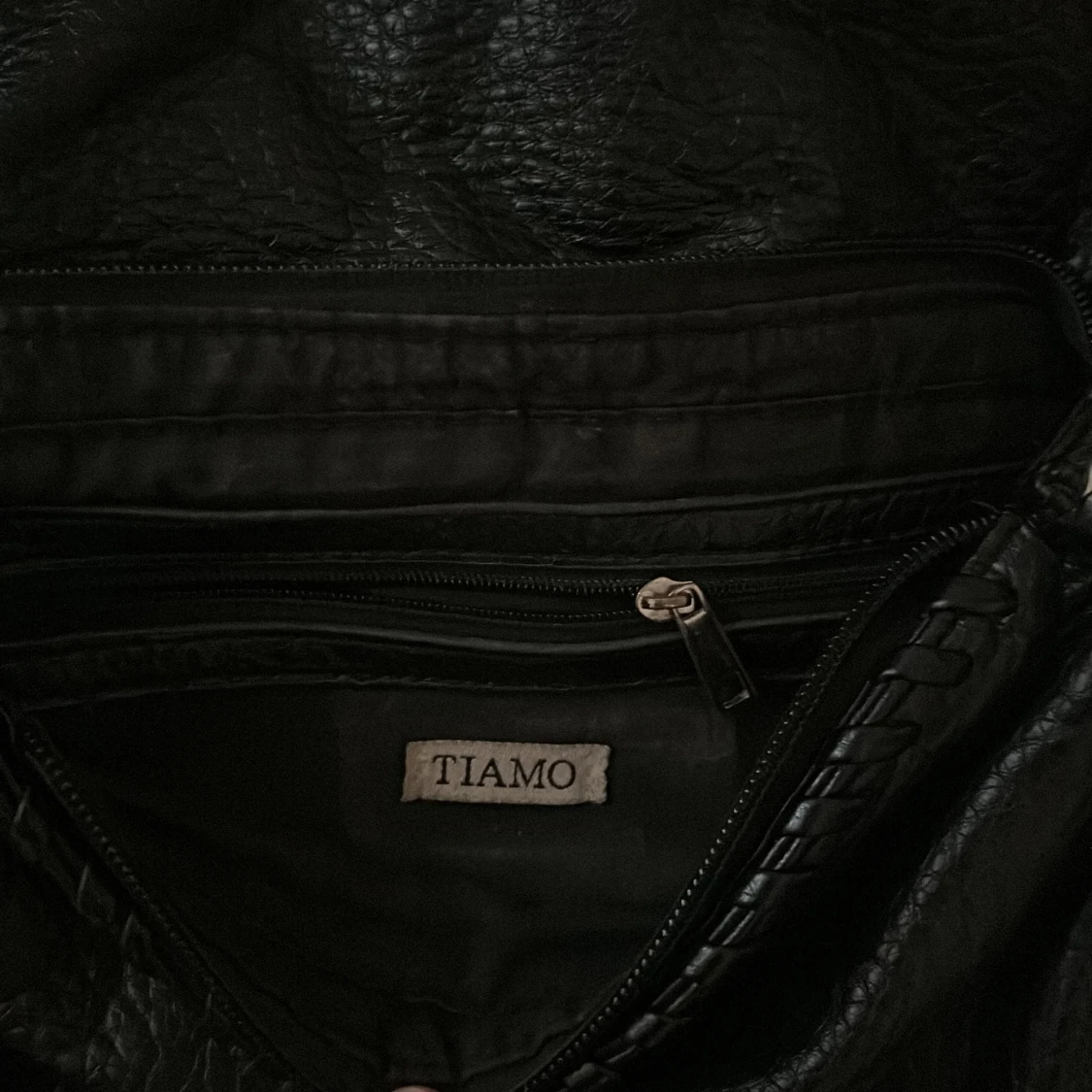 Svart tiamo väska  - 90