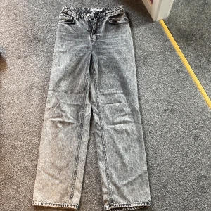 Jeans  - Använt dessa typ 3 ggr så inget som är slitet. Ordinarie pris :429kr