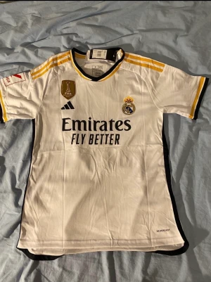 Fotbollströja  - Helt ny Real Madrid tröja i storlek M. Köpt i Spanien. 