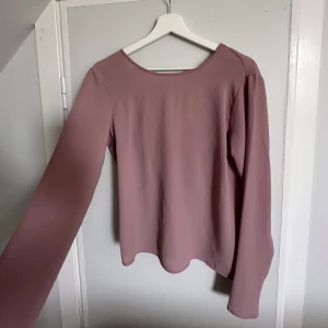 NLY trend blus  - Rosa (lite ljusare än vad som syns på bild) blus från NLY trend. Fin öppning i ryggen. Använd ett fåtal gånger så i väldigt fint skick. 💓 Strl. 34