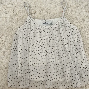 Blus topp  - Gullig topp från Hollister som jag aldrig använt. Passar även S. Justerbara band.