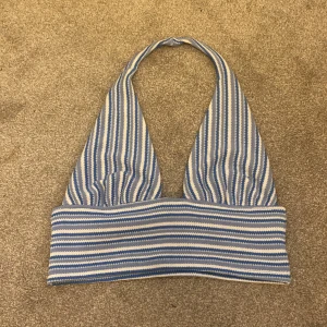 Blå halterneck topp - En blå och vit topp ifrån H&M, jätte bra kvalite i storlek M! Super fin! Oanvänd 