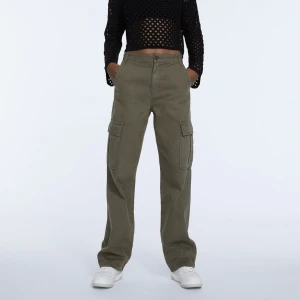 Cargo byxor  - Cargo byxor från stradivarius. Strl 40 