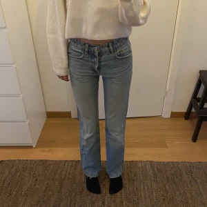 Zara jeans  - Säljer superfina raka zara jeans då de inte kommer till användning längre💗 Bra skick!💘